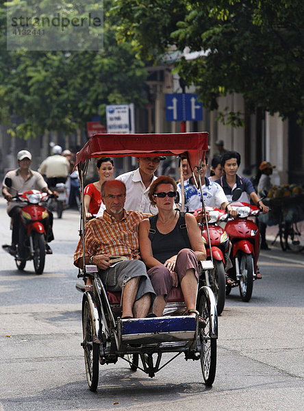 Rikscha mit Touristen  Straßenverkehr in der Altstadt  Hanoi  Vietnam  Asien