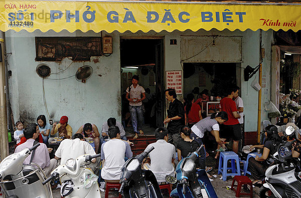 Volles Strassenrestaurant in der Altstadt  Hanoi  Vietnam  Asien