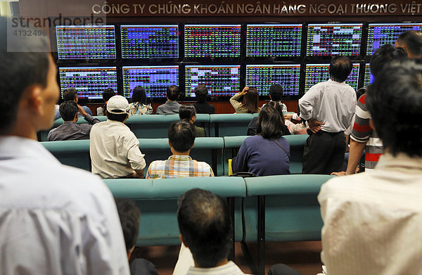 Aktienhandel bei Vietcombank Securities  Privatkunden verfolgen die Aktienkurse auf den Monitoren  Hanoi  Vietnam  Asien