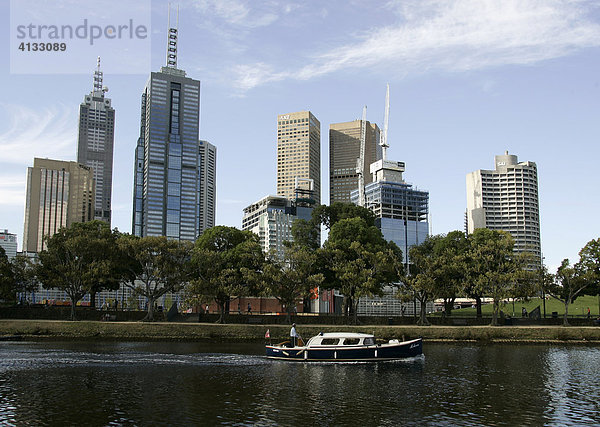 Blick vom Yarra River Ufer Richtung auf die Skyline der Stadt  Melbourne  Victoria  Australien