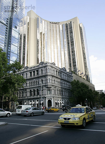 Hyatt Hotel und historisches Gebaeude im Vordergrund  Melbourne  Victoria  Australien