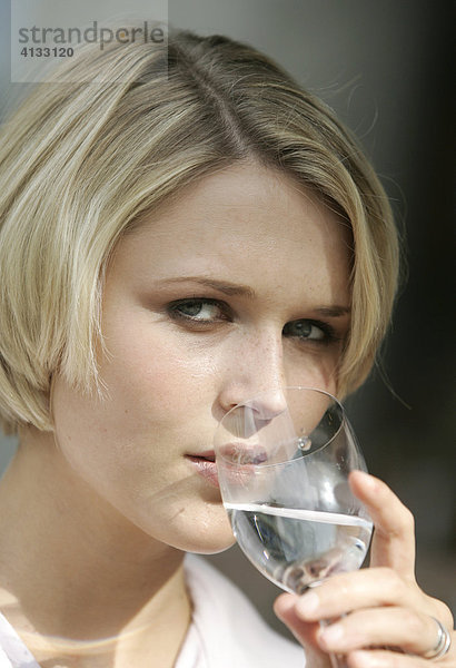 Geschaeftsfrau mit Wasserglas