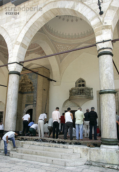 Mittagsgebet in der Gazi-Husrev-Beg-Moschee in der Altstadt  Sarajevo  Bosnien und Herzegowina