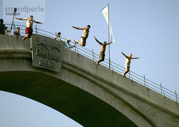 Bridge Jump Festival  traditionelles Springen von der Stari Most Bruecke in den Fluss Neretva  Mostar  Bosnien und Herzegovina