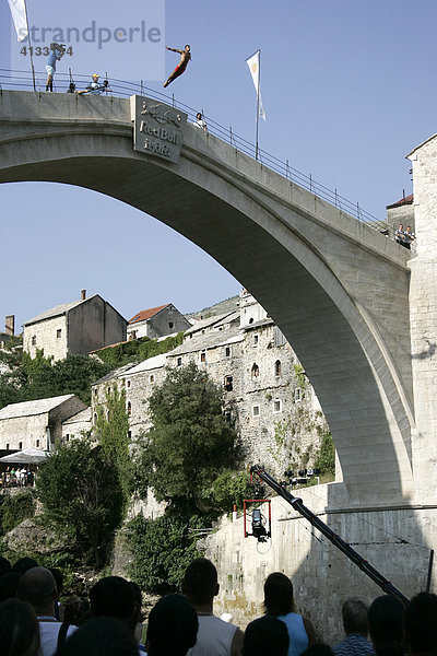 Bridge Jump Festival  traditionelles Springen von der Stari Most Bruecke in den Fluss Neretva  Mostar  Bosnien und Herzegovina