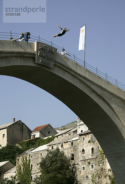 Bridge Jump Festival  traditionelles Springen von der Stari Most Bruecke in den Fluss Neretva  Mostar  Bosnien und Herzegovina