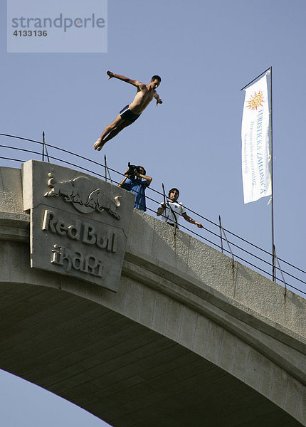 Bridge Jump Festival  traditionelles Springen von der Stari Most Bruecke in den Fluss Neretva  Mostar  Bosnien und Herzegovina