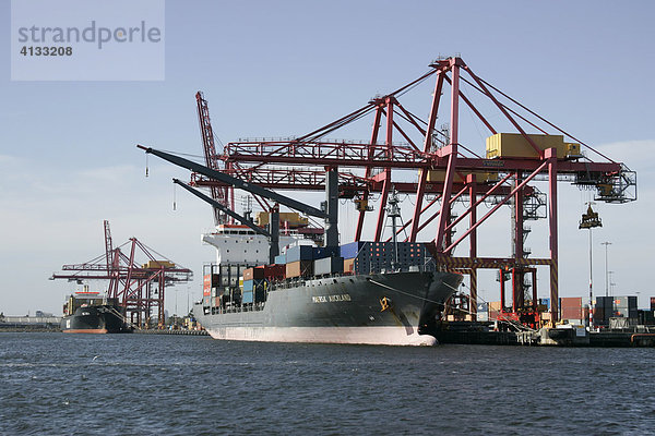 Containerschiffe werden im Hafen beladen  Australia  Victoria  Melbourne