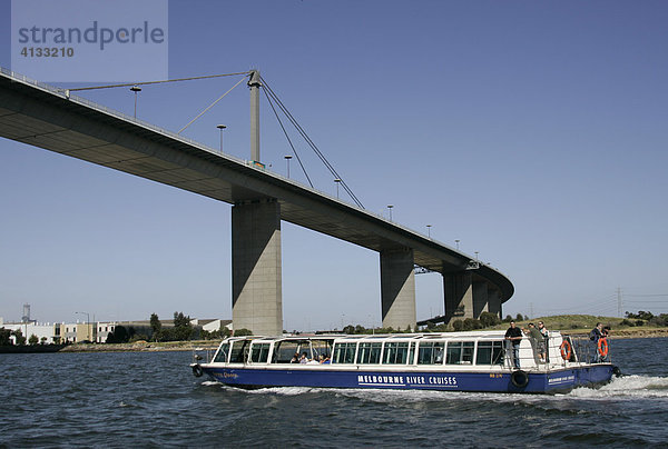 Blick auf die Westgate Bruecke ueber den Yarra River von unten  Australia  Victoria  Melbourne.