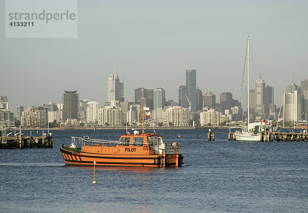 Lotsenboot in Hobson Bay in Williamstown  Australia  Victoria  Melbourne.