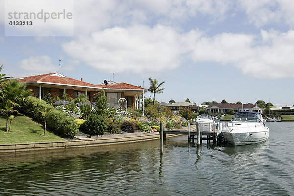 Haus mit Anlegestelle fuer Boot am Wasser  Paynesville  East Gippsland  Australia