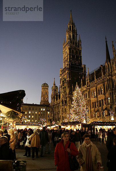 Weihnachtsmarkt auf dem Marienplatz in München  Bayern  Deutschland