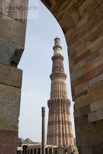 Qutb Minar mit eiserner Säule  Delhi  Indien
