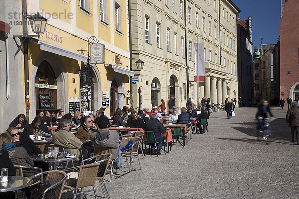 Menschen im Straßencafe am Haidplatz  Regensburg  Bayern  Deutschland