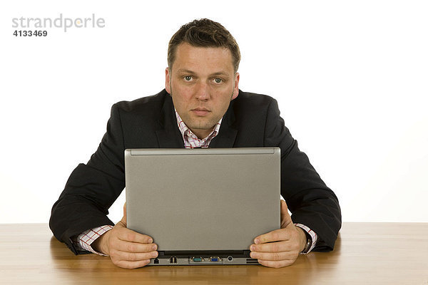Geschäftsmann / Manager  40-jährig  sitzt hinter Laptop