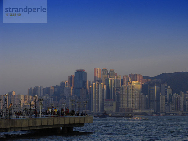 Blick von Kowloon auf Hongkong Island  Hongkong  China  Asien