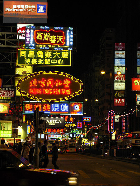Einkaufsstrasse in Kowloon  Hongkong  China  Asien