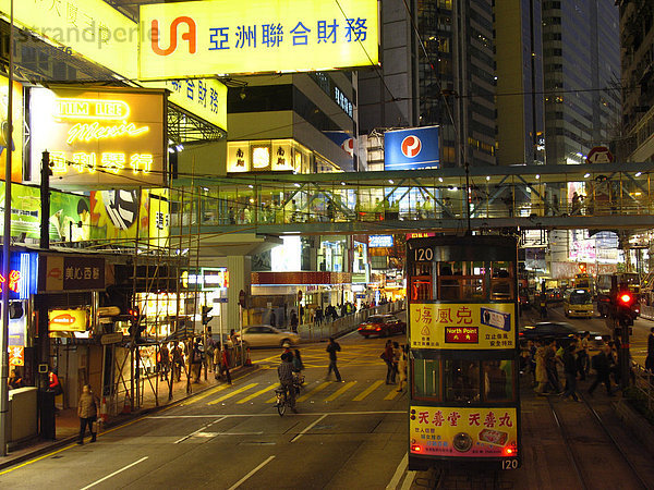 Doppeldeckerbus in Einkaufsstrasse  Hongkong  China  Asien