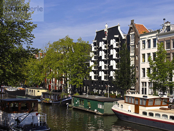 Gracht mit alten Häusern und Hausbooten  Amsterdam  Holland  Niederlande