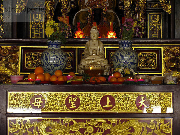 Altar mit Buddha  Singapur  Asien