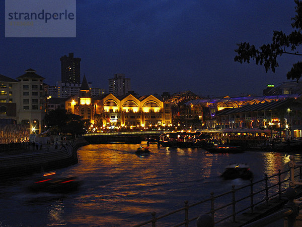 Nachtleben am Flussufer  Singapur  Asien