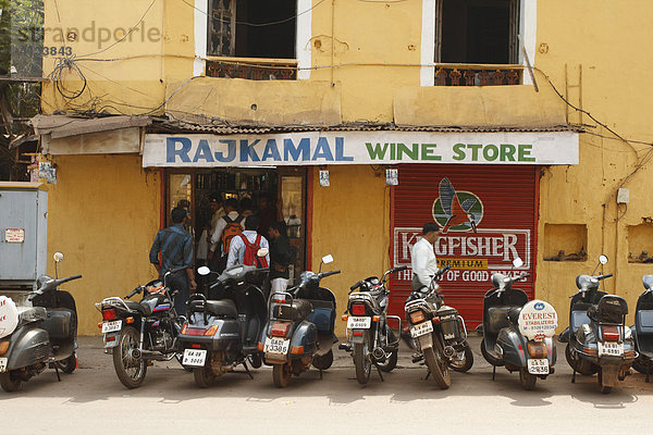 Eine Reihe Männer bei einem Weinladen  Panaji oder Panjim  Goa  Indien