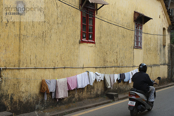 Wäscheleine auf der Straße  Panaji  Goa  Indien  Asien