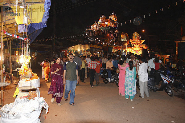 Straßenfest bei Nacht  Panaji  Goa  Indien  Asien