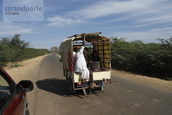 Männer auf einem Transporter  Karnataka  Indien  Asien