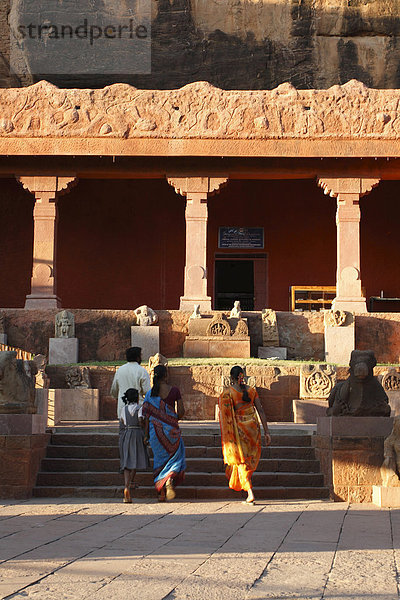 Indische Frau mit Sari besichtigt das archaeologische Museum aus rotem Sandstein  Badhami  Karnataka  Indien