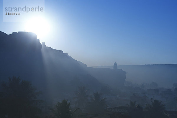 Aussicht auf das Dorf und die Hügel von Badami im Morgendunst  Karnataka  Indien