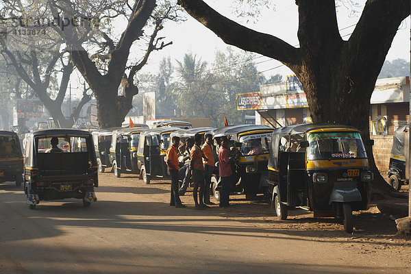 Tuk-tuks in einer Reihe  warten auf Passagiere  Badami  Karnataka  Indien