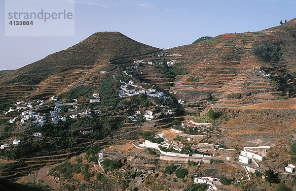 Typische Berglandschaft mit kleinem Dorf  Gran Canaria  Kanarische Inseln  Spanien