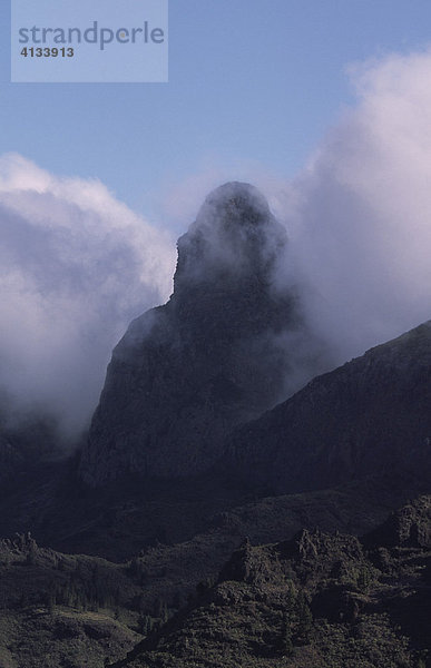 Wolken um den Roque Agando  La Gomera  Kanarische Inseln  Spanien