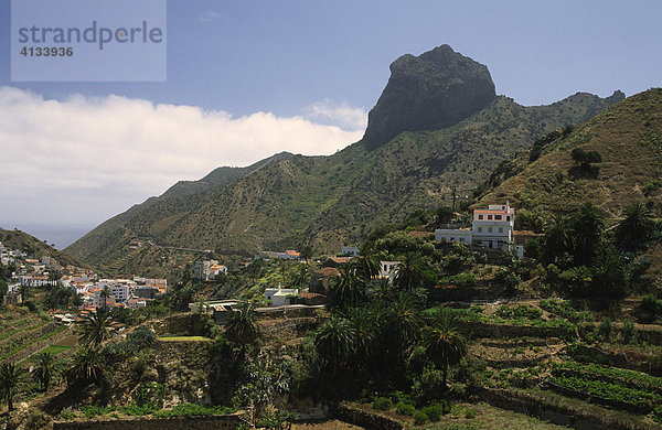 Dorf Vallehermosa vor dem Roque Cano  La Gomera  La Gomera  Kanarische Inseln  Spanien