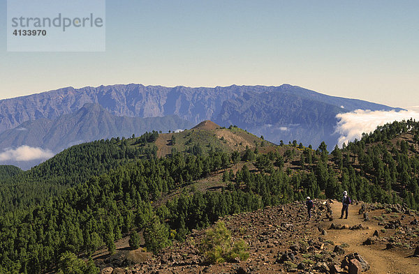 Wanderer auf der ruta de los volcanes vor dem Krater Caldera de Taburiente  La Palma  Kanarische Inseln  Spanien