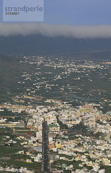 Blick vom Aussichtspunkt El Time auf Tal de Ariadne und Stadt Los Llanos  La Palma  Kanarische Inseln  Spanien