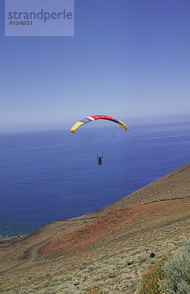Gleitschirmflieger an der Südküste  El Hierro  Kanarische Inseln  Spanien