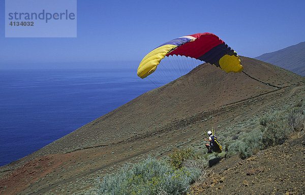 Gleitschirmflieger bereit zum Abflug  El Hierro  Kanarische Inseln  Spanien