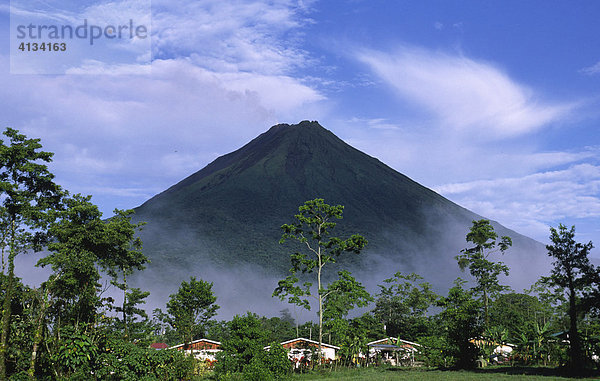 Der Arenal Vulkan bei La Fortuna  Costa Rica  Mittelamerika
