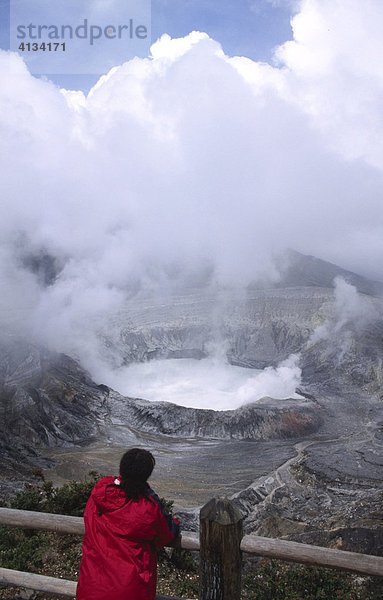 Frau schaut in den Hauptkrater des Poas Vulkans  Costa Rica  Mittelamerika