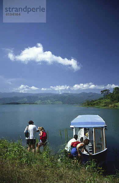 Bootsausflug auf dem Arenal See bei La Fortuna  Costa Rica  Zentralamerika