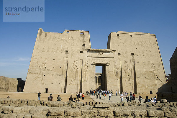 Erster Pylonturm mit dem Haupteingang  Horus Tempel  Edfu  Luxor  Niltal  Ägypten  Afrika