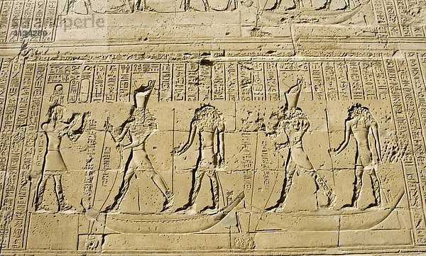Verschiedene Hieroglyphen die den Sieg von Horus über seinen Onkel Seth darstellen  Horus Tempel  Edfu  Luxor  Niltal  Ägypten  Afrika