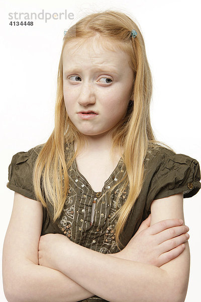 Rothaariges  8-jähriges Mädchen  verzieht Gesicht