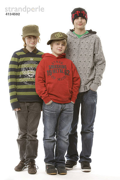 3 Jungen zwischen 9 und 13 Jahren mit Mützen