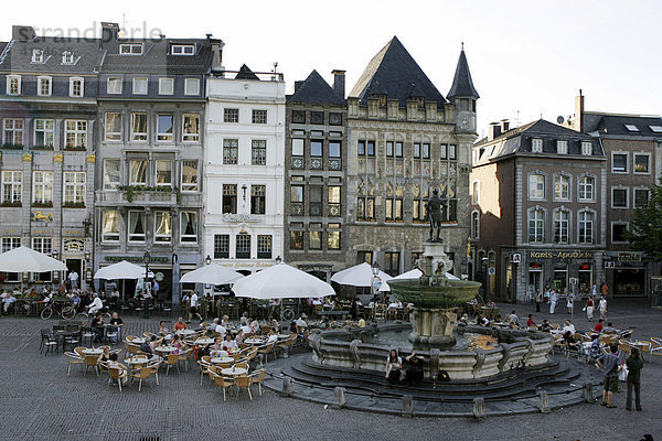 Marktplatz mit Karlsbrunnen  Aachen  Nordrhein-Westfalen  Deutschland