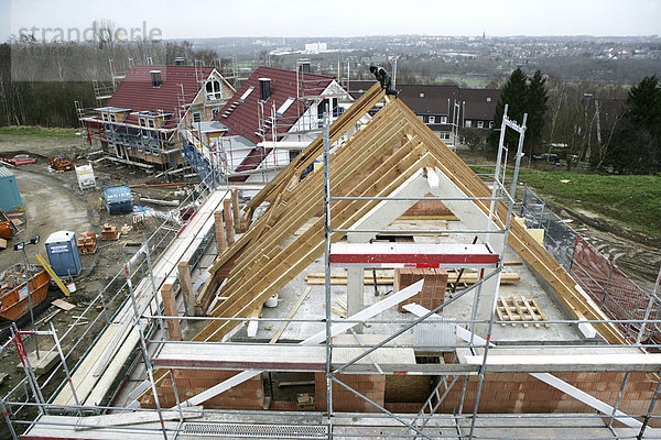 Zimmerleute bauen den Dachstuhl für eine Zweifamilienhaus  Essen  Nordrhein-Westfalen  Deutschland