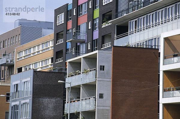Ehemalige Docks in der IJ  jetzt modernes Wohn- und Geschäftsviertel  Amsterdam  Niederlande