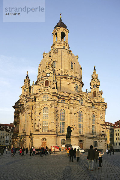 Die wieder aufgebaute Frauenkirche am Neumarkt  Dresden  Sachsen  Deutschland